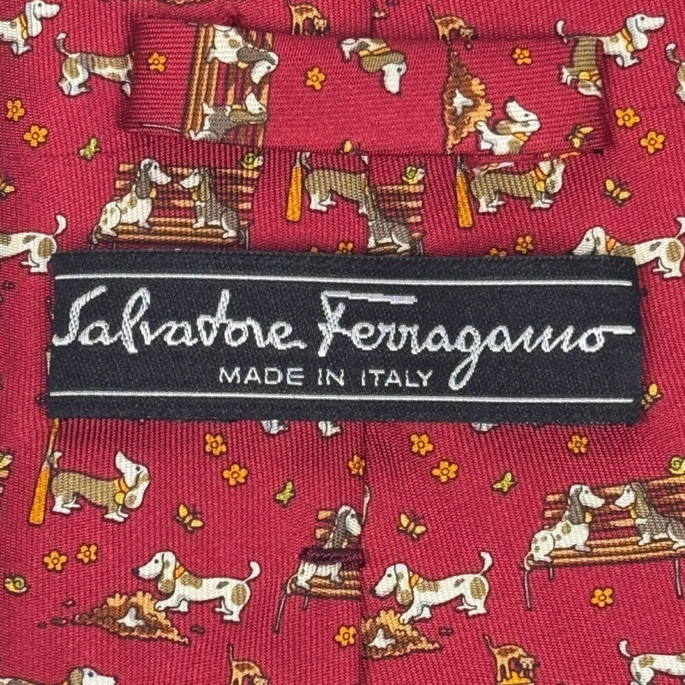 Salvatore Ferragamo Mens Red Silk Basset Hound Dog Novelty Print Tie Italy